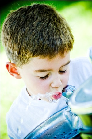 Criança Bebendo Água