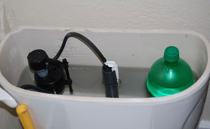 Garrafa Pet dentro de reservatório de água de vaso sanitário